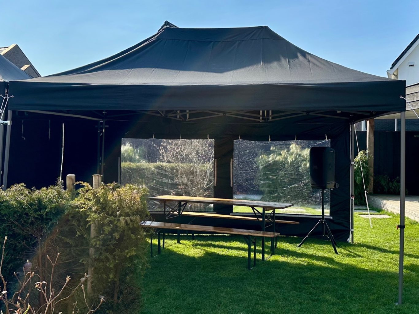 Easy up partytent 3x4,5 meter zwart huren in Zwolle easy up partytent 3x4,5 zwart huren Zwolle tuinfeest
