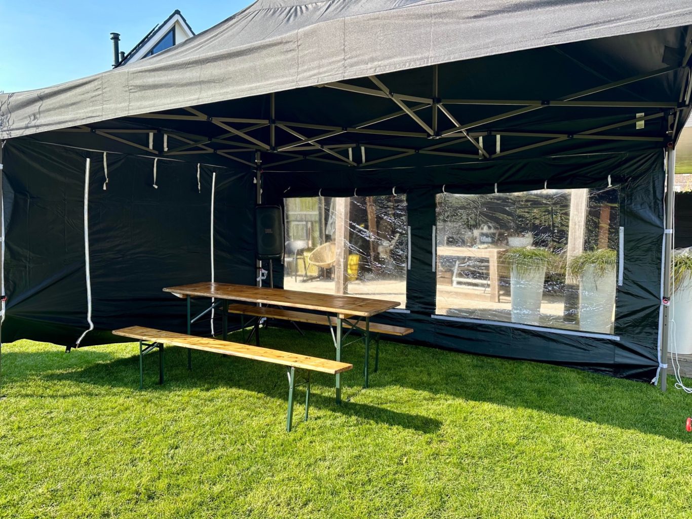Partytent 3x4,5 meter met tafels en banken Zwolle binnenkant partytent 3x4,5 met biertafels Zwolle huren