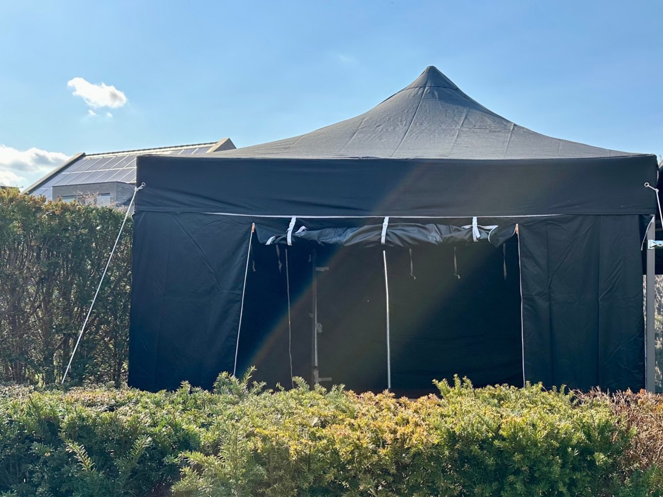 Easy up partytent 3x3 huren Zwolle compacte partytent zwart binnenkant met tafels Zwollev