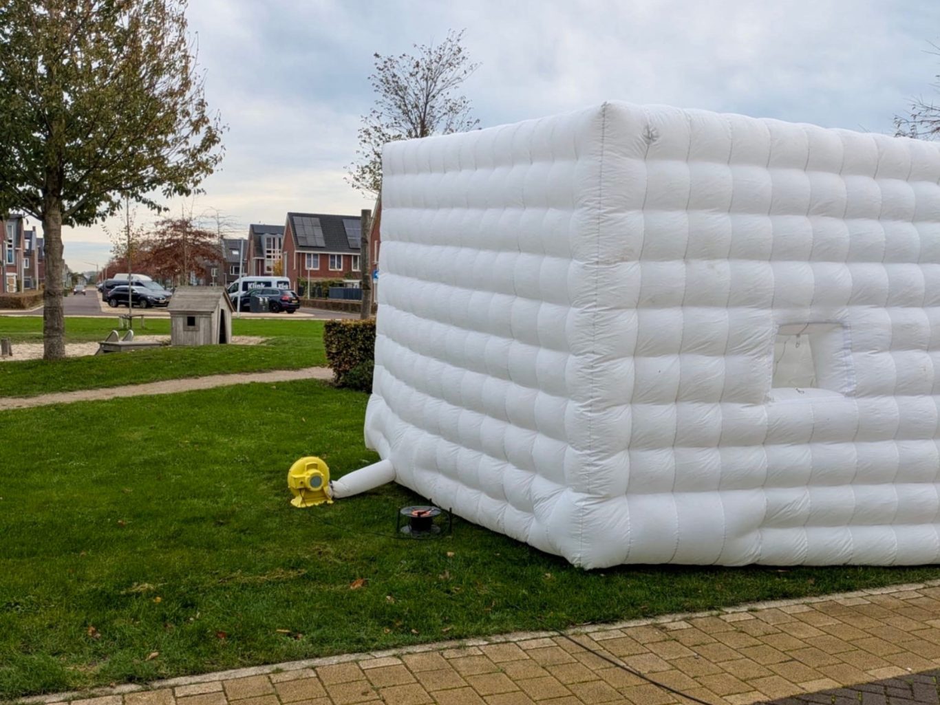 Zijkant witte partytent opblaasbaar Opblaasbare kussen tent vanaf zijkant met gele blaasmachine