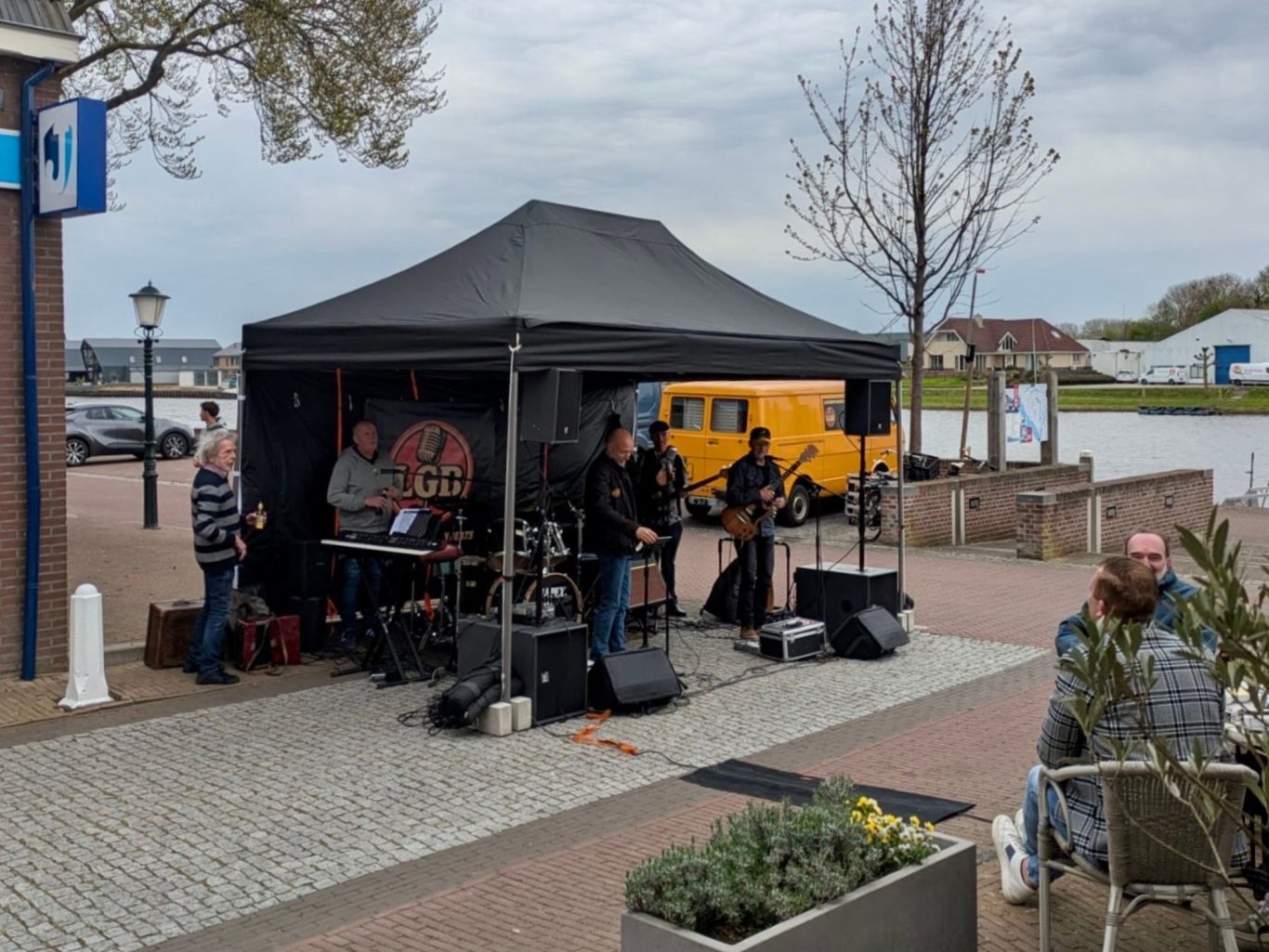 Zwarte partytent voor feest Band treed op in zwarte partytent makkelijk op te zetten