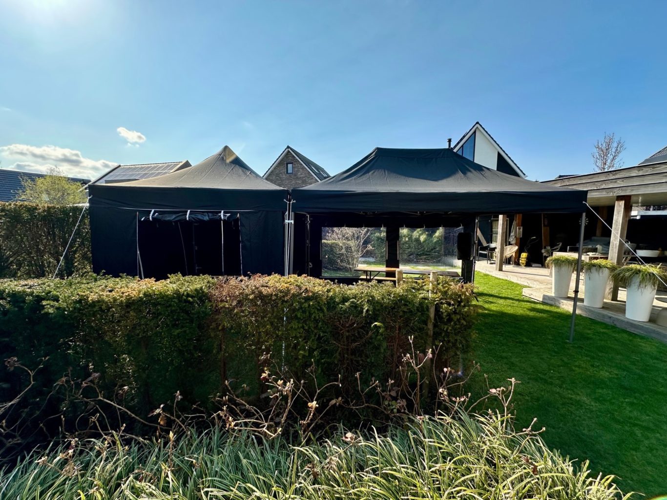 Grote partytent door gekoppelde tenten Zwolle gekoppelde partytenten zwart grote opstelling Zwolle