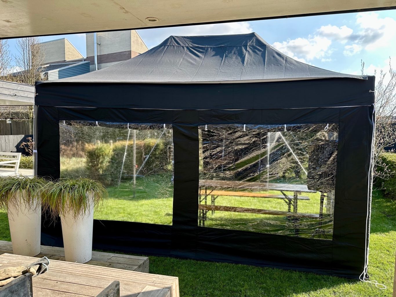 Partytent huren in Zwolle 3x4,5 meter tuinopstelling partytent 3x4,5 zwart in tuin Zwolle feesttent huren