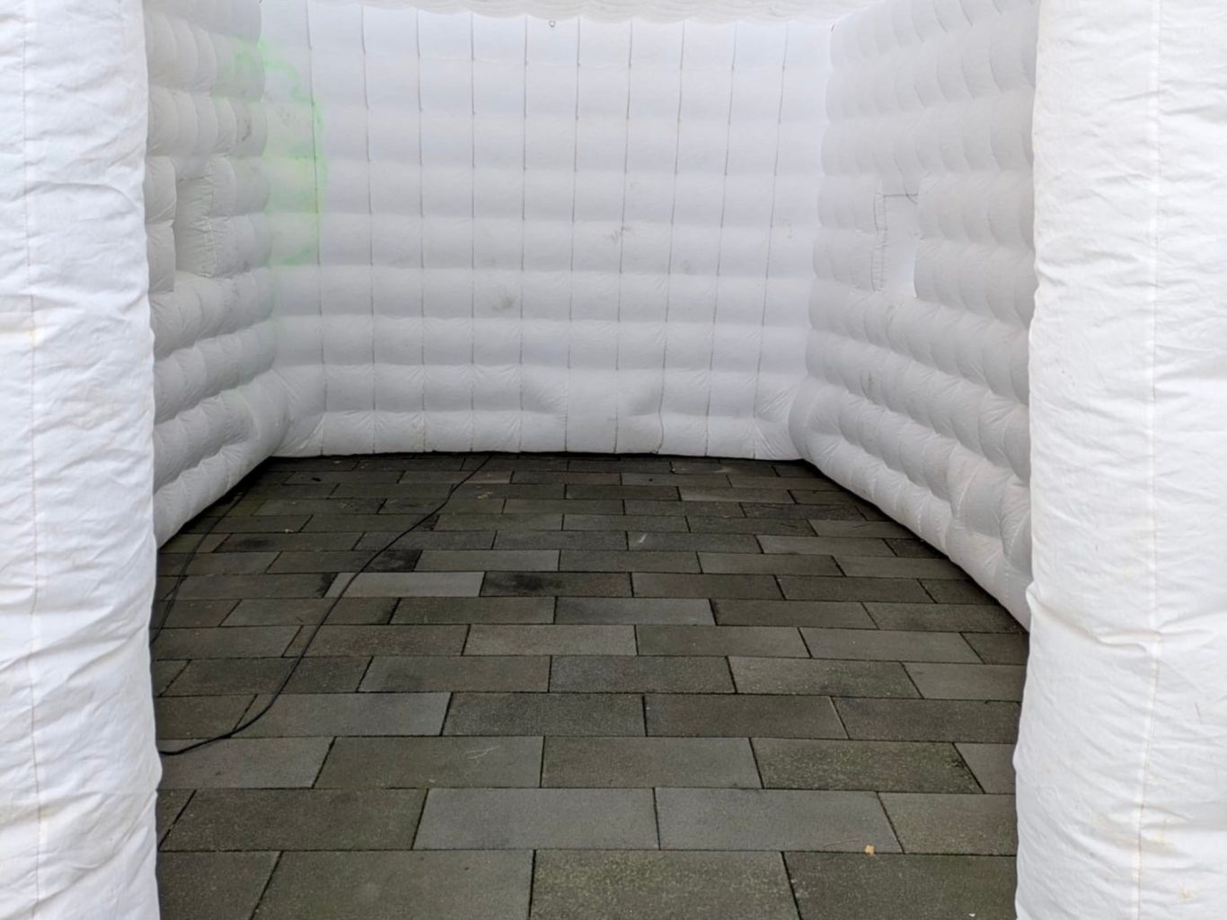 Binnenkant opblaasbare partytent Binnenkant van opblaasbare partytent in het wit