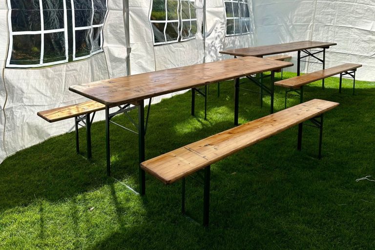 Biertafels en bierbanken in partytent voor feest Zwolle biertafels en bierbanken in witte partytent Zwolle feest