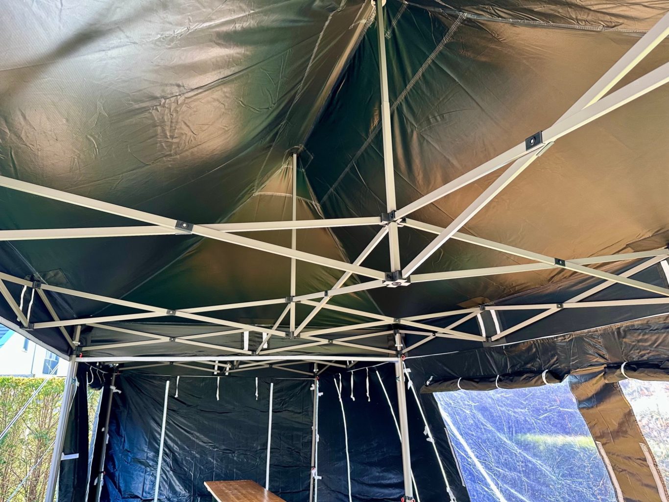 Stevige constructie gekoppelde partytenten binnenkant constructie partytent binnenkant frame gekoppelde tenten Zwolle