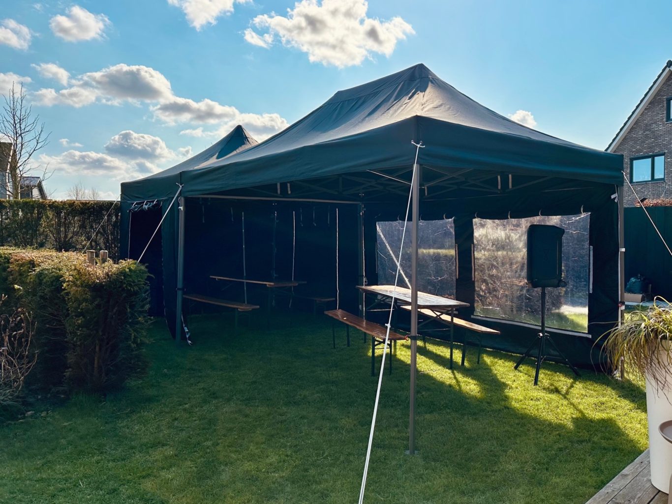 Partytenten koppelen voor groot feest Zwolle meerdere partytenten gekoppeld voor groot feest Zwolle