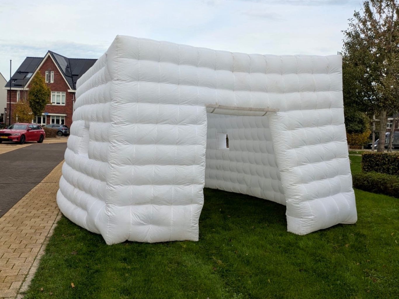 Opblaasbare partytent wit Vierkant partytent opblaasbaar staat in gras in Zwolle