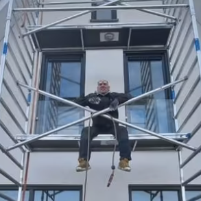 Man zittend op steiger voor een wit huis in Zwolle