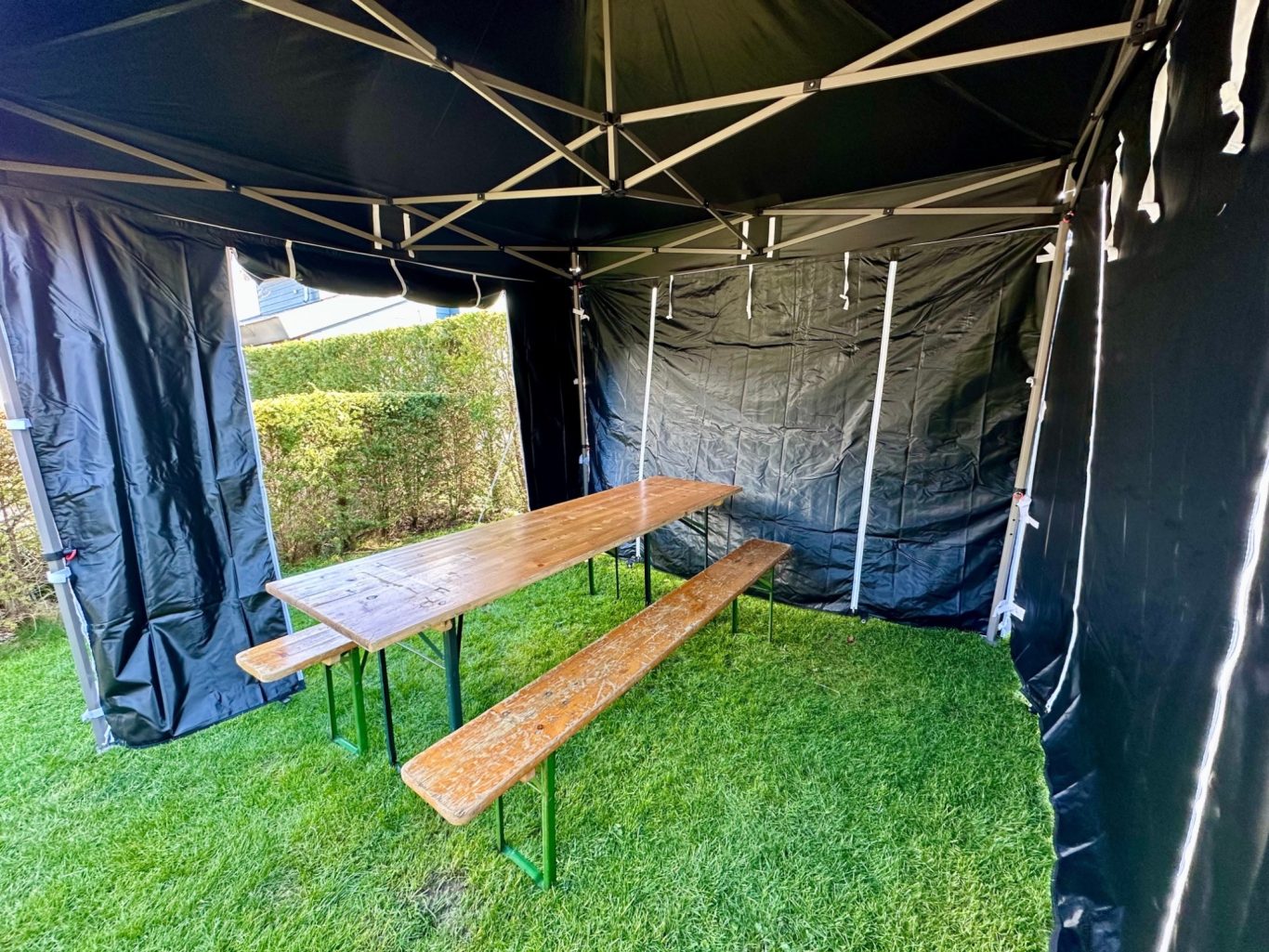 Biertafels en banken huren voor partytent in Zwolle biertafels en banken in partytent huren Zwolle tuinfeest