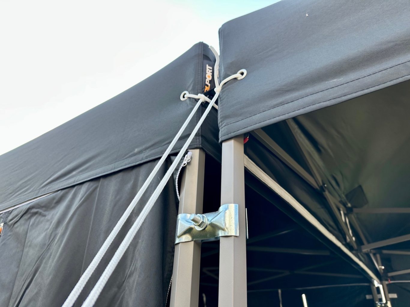 Partytenten koppelen met stevige klemmen Zwolle verbinding gekoppelde partytenten met klemmen detail Zwolle