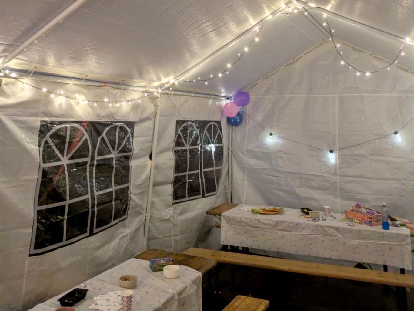 Sfeerbeeld witte partytent Witte partytent voor feestje aangekleed met lichtjes